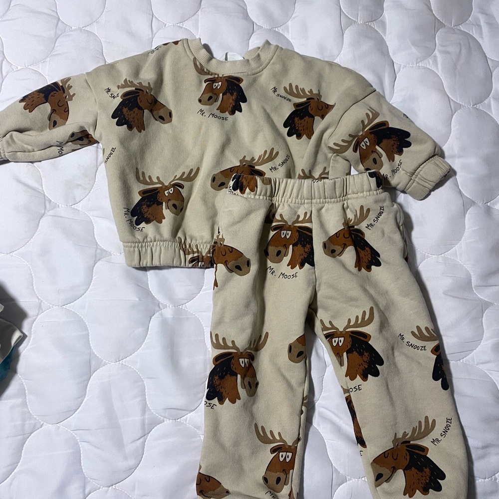 Size 3T jogger and pullover matching set Moose Print outfit from H&M